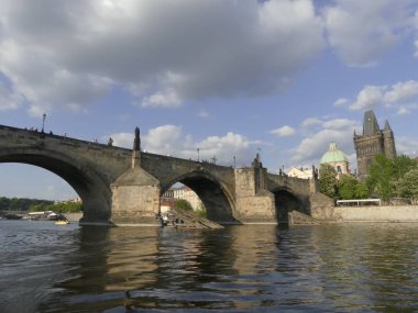 Prague, Çek Cumhuriyeti - 7 Mayıs 2018: Charles Köprüsü. Vltava Nehri. Vltava Nehri ve Charles Köprüsü Prag güzel görünümünü görüntüleme. 