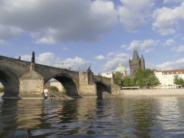 Prague, Çek Cumhuriyeti - 7 Mayıs 2018: Charles Köprüsü. Vltava Nehri. Vltava Nehri ve Charles Köprüsü Prag güzel görünümünü görüntüleme. 
