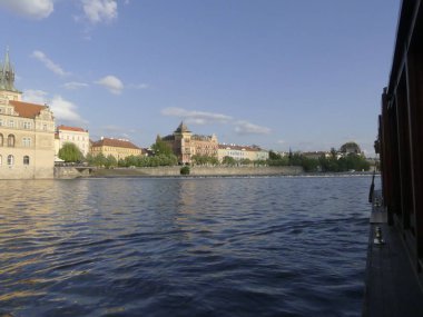 Prague, Çek Cumhuriyeti - 7 Mayıs 2018: Charles Köprüsü. Vltava Nehri. Vltava Nehri ve Charles Köprüsü Prag güzel görünümünü görüntüleme. 