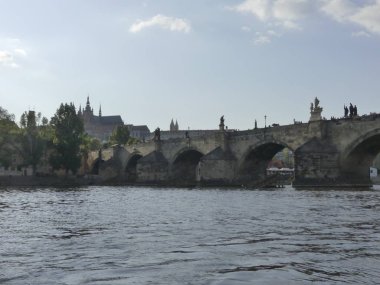 Prague, Çek Cumhuriyeti - 7 Mayıs 2018: Charles Köprüsü. Vltava Nehri. Vltava Nehri ve Charles Köprüsü Prag güzel görünümünü görüntüleme. 
