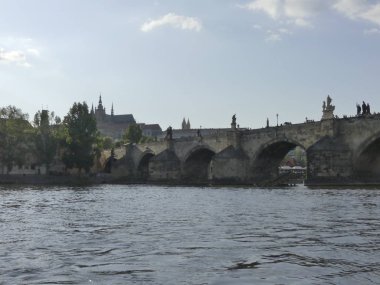 Prague, Çek Cumhuriyeti - 7 Mayıs 2018: Charles Köprüsü. Vltava Nehri. Vltava Nehri ve Charles Köprüsü Prag güzel görünümünü görüntüleme. 