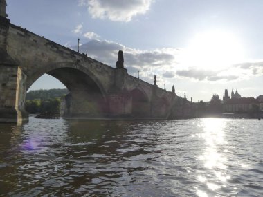 Prague, Çek Cumhuriyeti - 7 Mayıs 2018: Charles Köprüsü. Vltava Nehri. Vltava Nehri ve Charles Köprüsü Prag güzel görünümünü görüntüleme. 