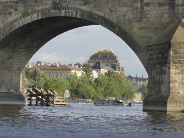 Prague, Çek Cumhuriyeti - 7 Mayıs 2018: Charles Köprüsü. Vltava Nehri. Vltava Nehri ve Charles Köprüsü Prag güzel görünümünü görüntüleme. 