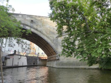 Prag, Çek Cumhuriyeti - 7 Mayıs 2018: Motorlu bir tekne Vltava Nehri boyunca yelken. Prag nehre kanalları boyunca bir turist tekne yelken. Turistler manzaraları (ilk kişi görünümünden tekneden izlemek).