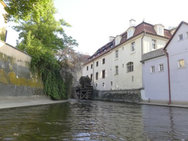 Prague, Çek Cumhuriyeti - 7 Mayıs 2018: eski bir su değirmeni, bir tekerlek bir görünüm.