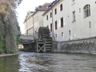 Prague, Çek Cumhuriyeti - 7 Mayıs 2018: eski bir su değirmeni, bir tekerlek bir görünüm.