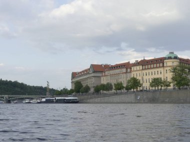 Prague, Çek Cumhuriyeti - 7 Mayıs 2018: Charles Köprüsü. Vltava Nehri. Vltava Nehri ve Charles Köprüsü Prag güzel görünümünü görüntüleme. 