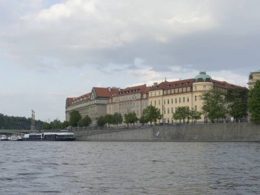 Prague, Çek Cumhuriyeti - 7 Mayıs 2018: Charles Köprüsü. Vltava Nehri. Vltava Nehri ve Charles Köprüsü Prag güzel görünümünü görüntüleme. 