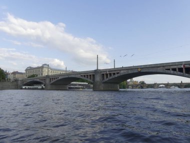 Prague, Çek Cumhuriyeti - 7 Mayıs 2018: Charles Köprüsü. Vltava Nehri. Vltava Nehri ve Charles Köprüsü Prag güzel görünümünü görüntüleme. 