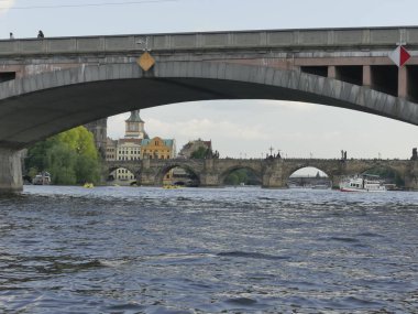 Prague, Çek Cumhuriyeti - 7 Mayıs 2018: Charles Köprüsü. Vltava Nehri. Vltava Nehri ve Charles Köprüsü Prag güzel görünümünü görüntüleme. 