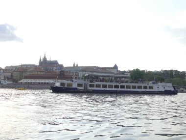 Prague, Çek Cumhuriyeti - 7 Mayıs 2018: görünüm Vltava Nehri. Vltava Nehri Köprüsü. Gemi yelken Vltava Nehri tarafından.