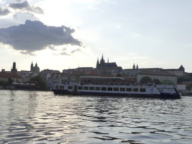 Prague, Çek Cumhuriyeti - 7 Mayıs 2018: görünüm Vltava Nehri. Vltava Nehri Köprüsü. Gemi yelken Vltava Nehri tarafından.