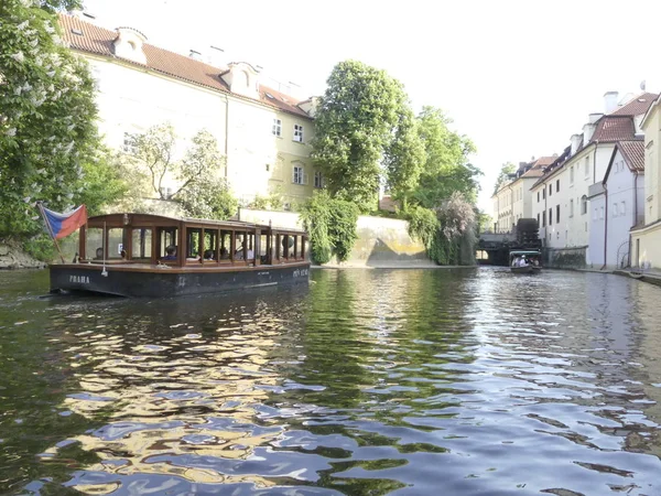 Prag, Çek Cumhuriyeti - 7 Mayıs 2018: Motorlu bir tekne Vltava Nehri boyunca yelken. Prag nehre kanalları boyunca bir turist tekne yelken. Turistler manzaraları (ilk kişi görünümünden tekneden izlemek).