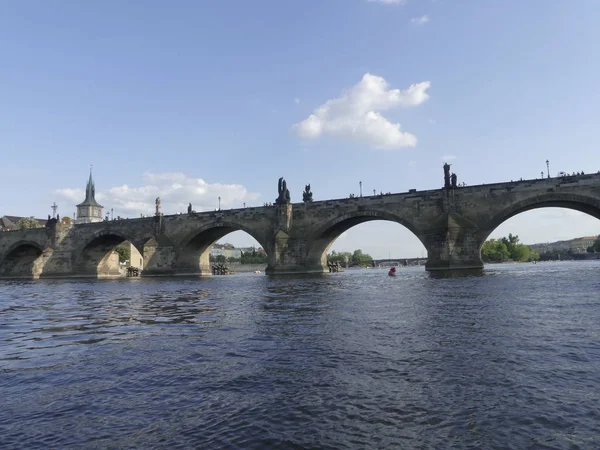 Prague, Çek Cumhuriyeti - 7 Mayıs 2018: Charles Köprüsü. Vltava Nehri. Vltava Nehri ve Charles Köprüsü Prag güzel görünümünü görüntüleme. 