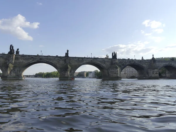 Prague, Çek Cumhuriyeti - 7 Mayıs 2018: Charles Köprüsü. Vltava Nehri. Vltava Nehri ve Charles Köprüsü Prag güzel görünümünü görüntüleme. 