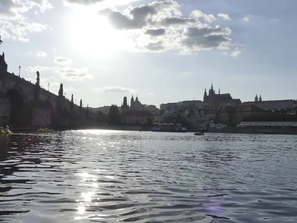 Prague, Çek Cumhuriyeti - 7 Mayıs 2018: Charles Köprüsü. Vltava Nehri. Vltava Nehri ve Charles Köprüsü Prag güzel görünümünü görüntüleme. 