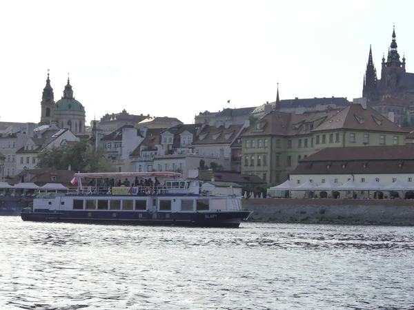 捷克布拉格 2018年5月7日 伏尔塔瓦河景观 伏尔塔瓦河上的桥 这艘船在伏尔塔瓦河上航行 — 图库照片