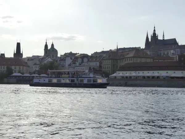 Prague, Çek Cumhuriyeti - 7 Mayıs 2018: görünüm Vltava Nehri. Vltava Nehri Köprüsü. Gemi yelken Vltava Nehri tarafından.