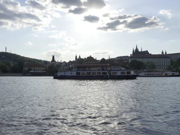 Prague, Çek Cumhuriyeti - 7 Mayıs 2018: görünüm Vltava Nehri. Vltava Nehri Köprüsü. Gemi yelken Vltava Nehri tarafından.