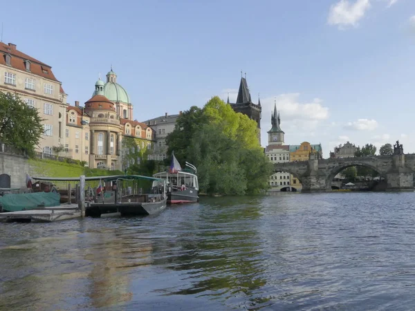 Prague, Çek Cumhuriyeti - 7 Mayıs 2018: Charles Köprüsü. Vltava Nehri. Vltava Nehri ve Charles Köprüsü Prag güzel görünümünü görüntüleme. 