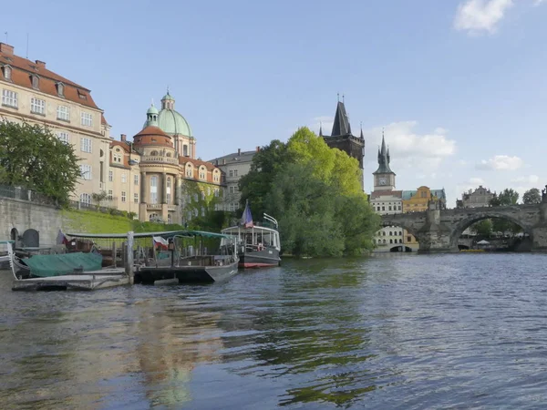 Prague, Çek Cumhuriyeti - 7 Mayıs 2018: Charles Köprüsü. Vltava Nehri. Vltava Nehri ve Charles Köprüsü Prag güzel görünümünü görüntüleme. 
