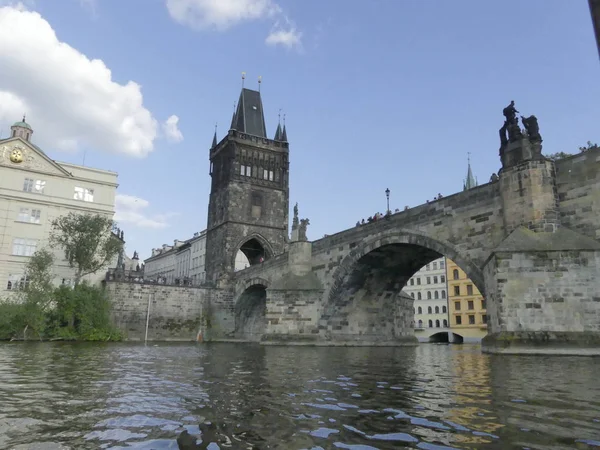 Prague, Çek Cumhuriyeti - 7 Mayıs 2018: Charles Köprüsü. Vltava Nehri. Vltava Nehri ve Charles Köprüsü Prag güzel görünümünü görüntüleme. 