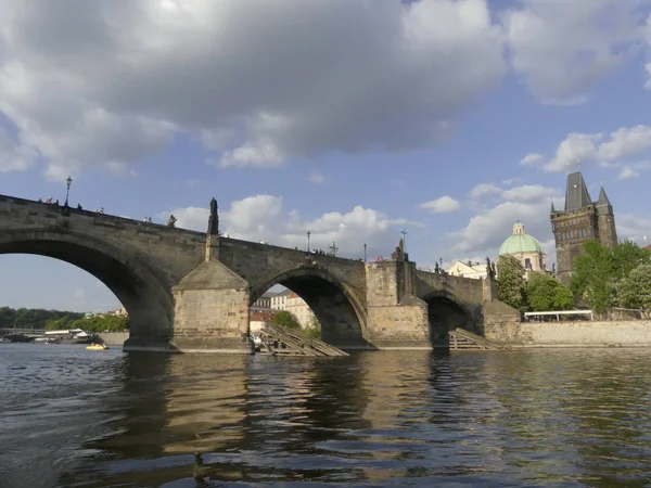Prague, Çek Cumhuriyeti - 7 Mayıs 2018: Charles Köprüsü. Vltava Nehri. Vltava Nehri ve Charles Köprüsü Prag güzel görünümünü görüntüleme. 