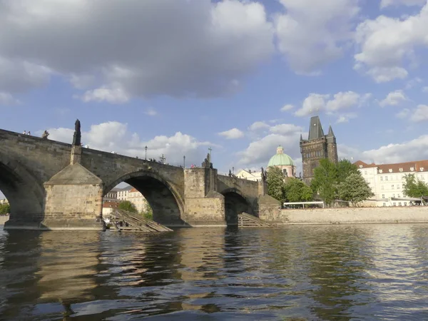 Prague, Çek Cumhuriyeti - 7 Mayıs 2018: Charles Köprüsü. Vltava Nehri. Vltava Nehri ve Charles Köprüsü Prag güzel görünümünü görüntüleme. 