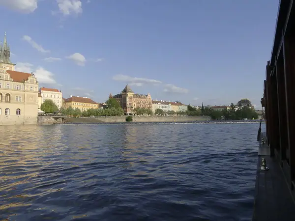Prague, Çek Cumhuriyeti - 7 Mayıs 2018: Charles Köprüsü. Vltava Nehri. Vltava Nehri ve Charles Köprüsü Prag güzel görünümünü görüntüleme. 
