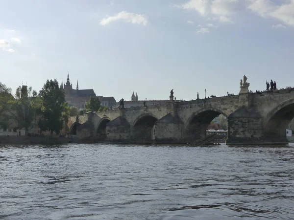 Prague, Çek Cumhuriyeti - 7 Mayıs 2018: Charles Köprüsü. Vltava Nehri. Vltava Nehri ve Charles Köprüsü Prag güzel görünümünü görüntüleme. 