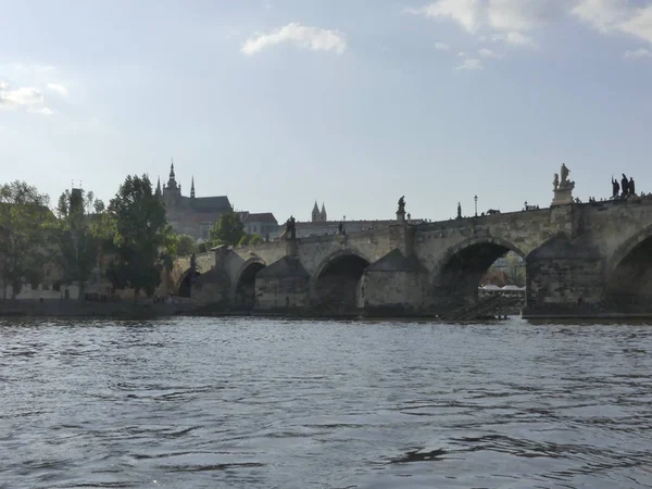 Prague, Çek Cumhuriyeti - 7 Mayıs 2018: Charles Köprüsü. Vltava Nehri. Vltava Nehri ve Charles Köprüsü Prag güzel görünümünü görüntüleme. 