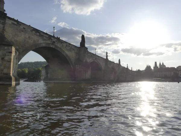 Prague, Çek Cumhuriyeti - 7 Mayıs 2018: Charles Köprüsü. Vltava Nehri. Vltava Nehri ve Charles Köprüsü Prag güzel görünümünü görüntüleme. 