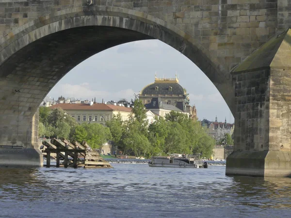 Prague, Çek Cumhuriyeti - 7 Mayıs 2018: Charles Köprüsü. Vltava Nehri. Vltava Nehri ve Charles Köprüsü Prag güzel görünümünü görüntüleme. 