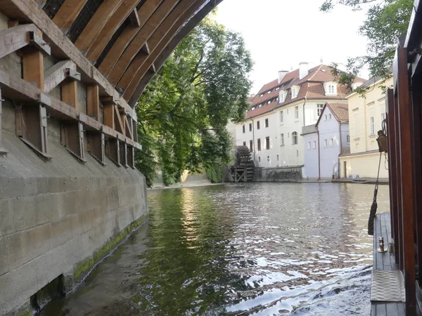 Prag, Çek Cumhuriyeti - 7 Mayıs 2018: Motorlu bir tekne Vltava Nehri boyunca yelken. Prag nehre kanalları boyunca bir turist tekne yelken. Turistler manzaraları (ilk kişi görünümünden tekneden izlemek).