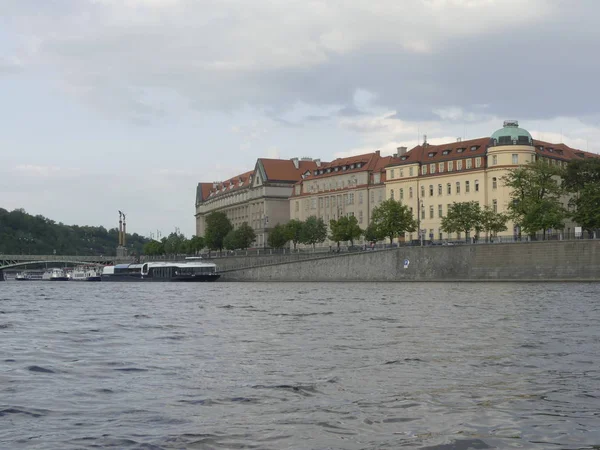 Prague, Çek Cumhuriyeti - 7 Mayıs 2018: Charles Köprüsü. Vltava Nehri. Vltava Nehri ve Charles Köprüsü Prag güzel görünümünü görüntüleme. 