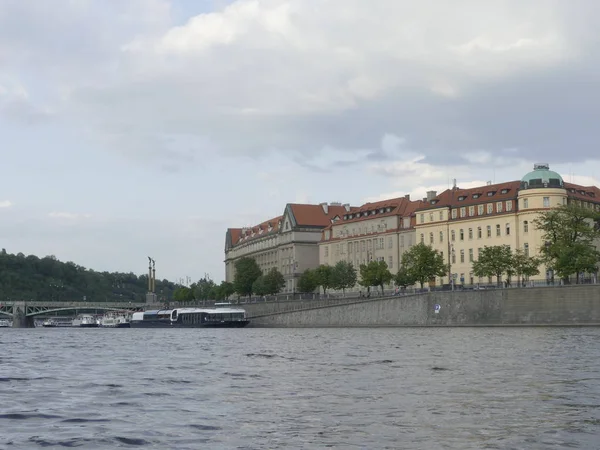 Prague, Çek Cumhuriyeti - 7 Mayıs 2018: Charles Köprüsü. Vltava Nehri. Vltava Nehri ve Charles Köprüsü Prag güzel görünümünü görüntüleme. 