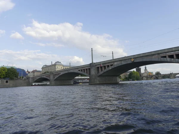 Prague, Çek Cumhuriyeti - 7 Mayıs 2018: Charles Köprüsü. Vltava Nehri. Vltava Nehri ve Charles Köprüsü Prag güzel görünümünü görüntüleme. 