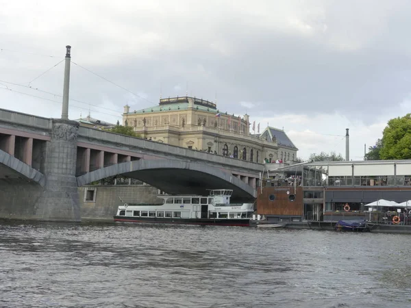 捷克布拉格 2018年5月7日 伏尔塔瓦河景观 伏尔塔瓦河上的桥 这艘船在伏尔塔瓦河上航行 — 图库照片