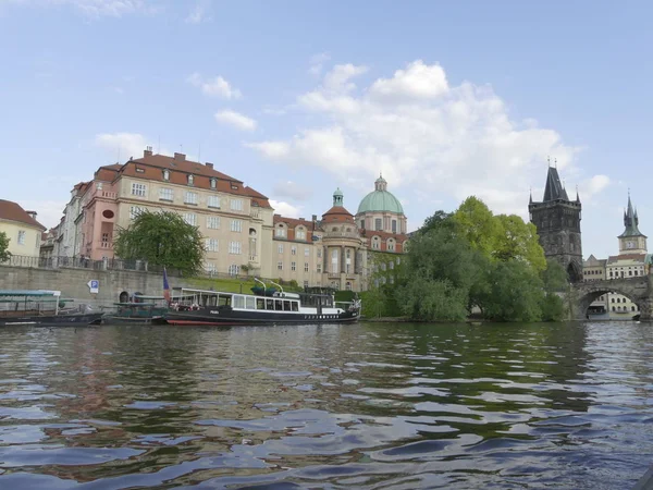 Prague, Çek Cumhuriyeti - 7 Mayıs 2018: görünüm Vltava Nehri. Vltava Nehri Köprüsü. Gemi yelken Vltava Nehri tarafından.