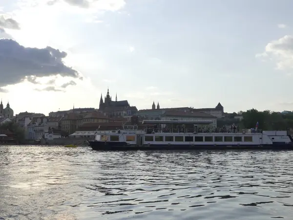 Prague, Çek Cumhuriyeti - 7 Mayıs 2018: görünüm Vltava Nehri. Vltava Nehri Köprüsü. Gemi yelken Vltava Nehri tarafından.
