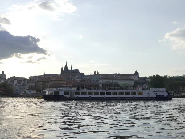 Prague, Çek Cumhuriyeti - 7 Mayıs 2018: görünüm Vltava Nehri. Vltava Nehri Köprüsü. Gemi yelken Vltava Nehri tarafından.