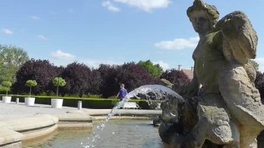 Prague, Çek Cumhuriyeti - 7 Mayıs 2018: Antik Çeşme Prag'da Troy kalenin avlusunda.