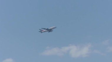 Prag, Çek Cumhuriyeti - 7 Mayıs 2018: Uçak mavi gökyüzünde uçar ve kızlar yaprakların gizler. Yerden görüntüleyin