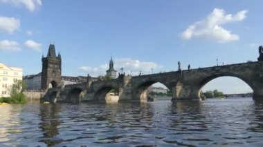Prague, Çek Cumhuriyeti - 7 Mayıs 2018: Charles Köprüsü. Vltava Nehri. Vltava Nehri ve Charles Köprüsü Prag güzel görünümünü görüntüleme. 