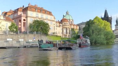 Prague, Çek Cumhuriyeti - 7 Mayıs 2018: görünüm Vltava Nehri. Vltava Nehri Köprüsü. Gemi yelken Vltava Nehri tarafından.