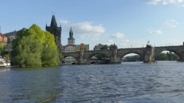 Prague, Çek Cumhuriyeti - 7 Mayıs 2018: Charles Köprüsü. Vltava Nehri. Vltava Nehri ve Charles Köprüsü Prag güzel görünümünü görüntüleme. 