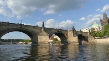 Prague, Çek Cumhuriyeti - 7 Mayıs 2018: Charles Köprüsü. Vltava Nehri. Vltava Nehri ve Charles Köprüsü Prag güzel görünümünü görüntüleme. 