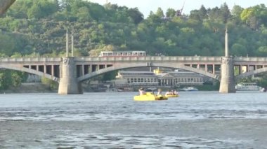 Prague, Çek Cumhuriyeti - 7 Mayıs 2018: görünüm Vltava Nehri. Vltava Nehri Köprüsü. Gemi yola çıkacak Vltava Nehri tarafından. Katamaran yelken Vltava Nehri tarafından.