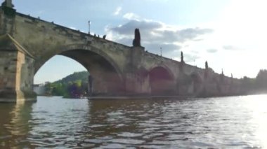 Prague, Çek Cumhuriyeti - 7 Mayıs 2018: Charles Köprüsü. Vltava Nehri. Vltava Nehri ve Charles Köprüsü Prag güzel görünümünü görüntüleme. 