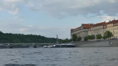 Prague, Çek Cumhuriyeti - 7 Mayıs 2018: görünüm Vltava Nehri. Vltava Nehri Köprüsü. Gemi yelken Vltava Nehri tarafından.